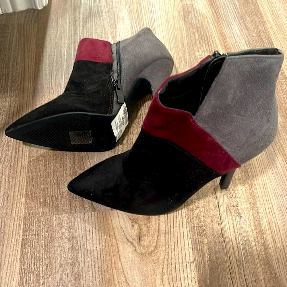 BNWT heeled booties. size 7. Grey/burgundy